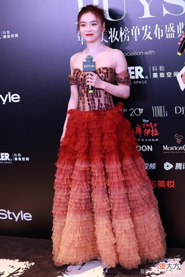 【时尚一点】红色渐变一字领礼服裙，袁姗姗的一字领礼服裙妩媚中又不失知性魅