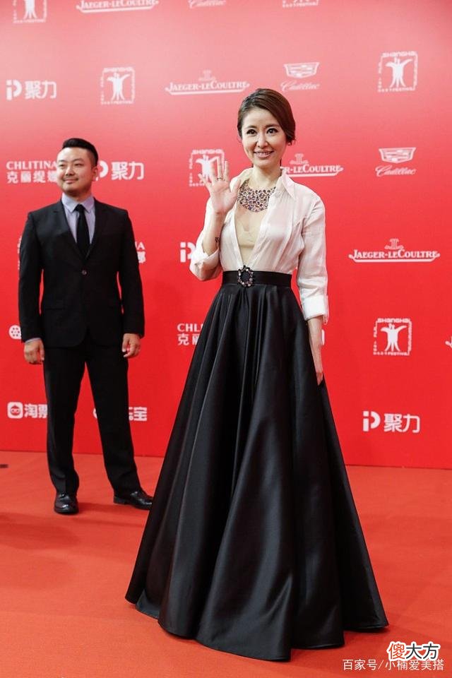 【时尚一点】黑白深v礼服造型如何选择？