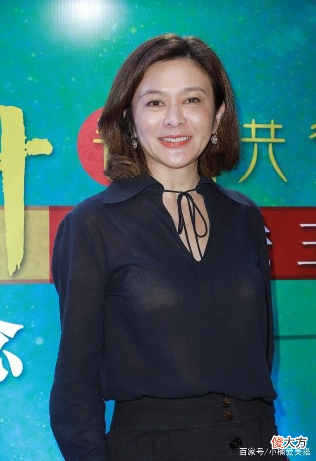 【时尚一点】关之琳穿黑色衬衫配黑裙，淡妆好优雅