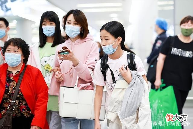 【就爱时尚】气质成熟的女人想要降低卫衣自身的年龄感，卫衣造型搭配技巧