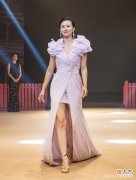 【时尚一点】翁虹的亮色系服装造型怎么搭配？