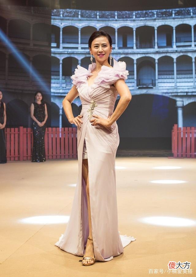 【时尚一点】翁虹的亮色系服装造型怎么搭配？
