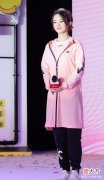 【就爱时尚】粉色服装如何搭配才能显得年轻？