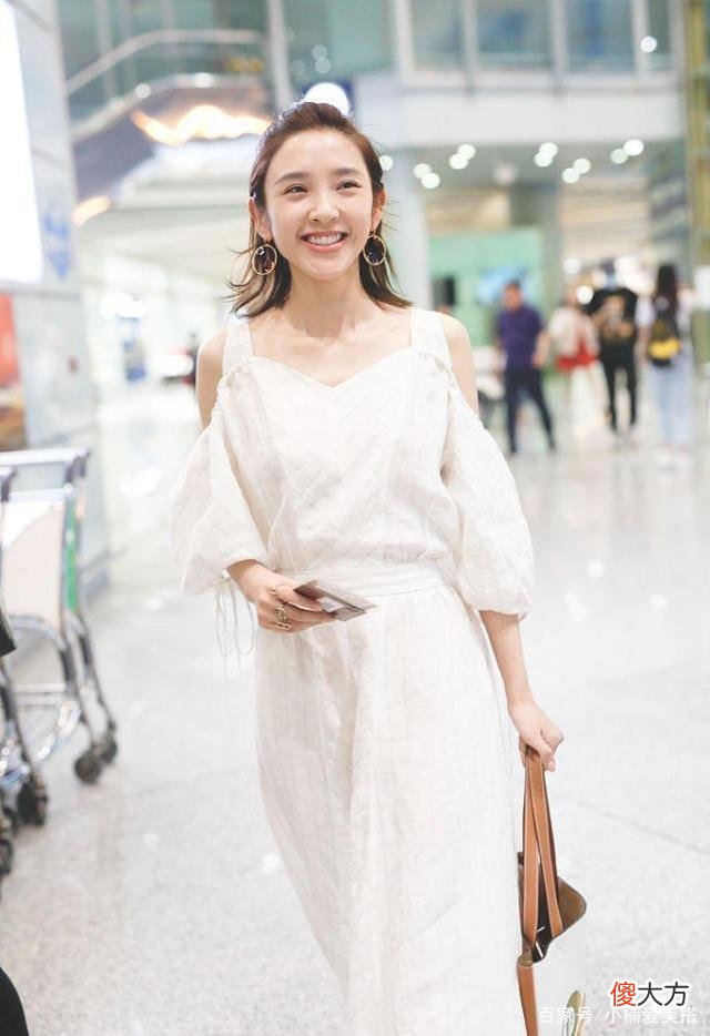 【时尚一点】唐艺昕的温柔感穿搭造型，一袭白裙超淑女，直接照搬