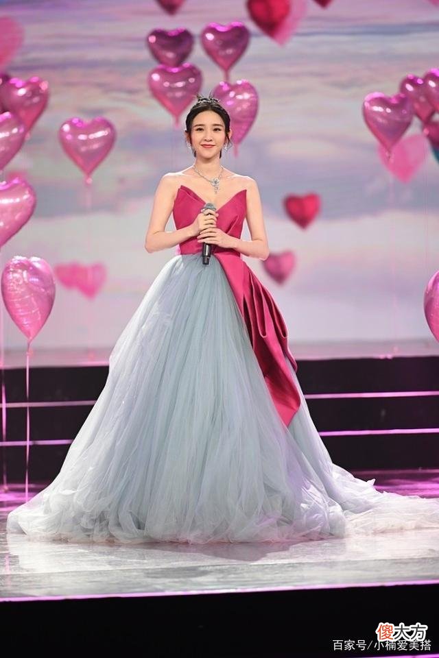 【时尚一点】唐艺昕的温柔感穿搭造型，一袭白裙超淑女，直接照搬