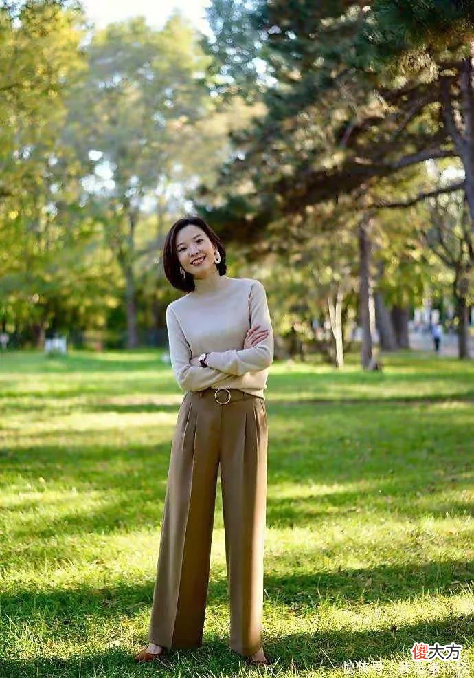 【就爱时尚】40岁是女人的气质分水岭，拉开同龄人差距的除了穿搭，还有仪态