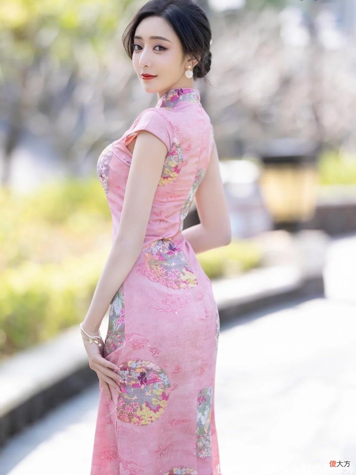 【时尚一点】温柔大气的旗袍，优雅不失大方，展现传统服饰的魅力