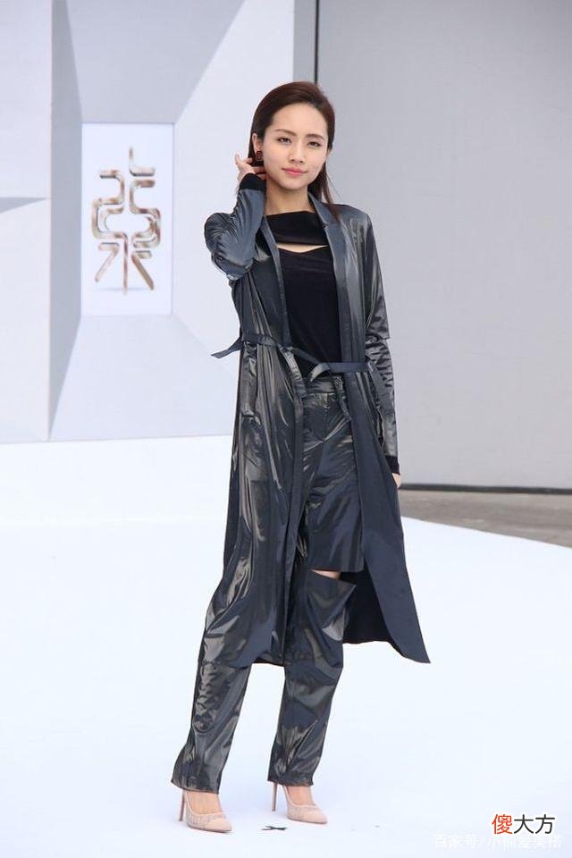 【时尚一点】黑色毛呢大衣怎么搭配才能展现出优雅感？