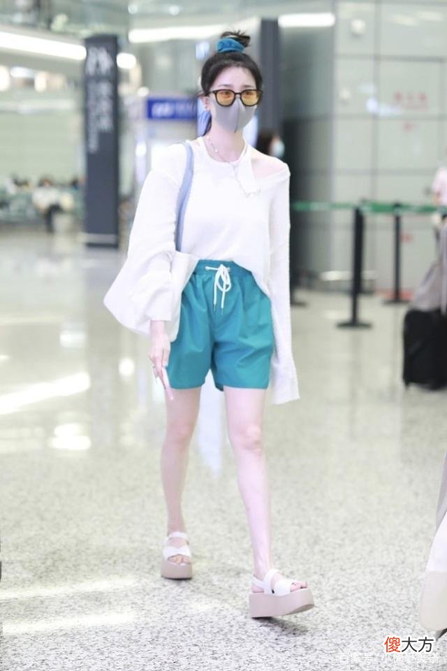 【时尚一点】女明星陈小纭的t恤造型如何穿搭？