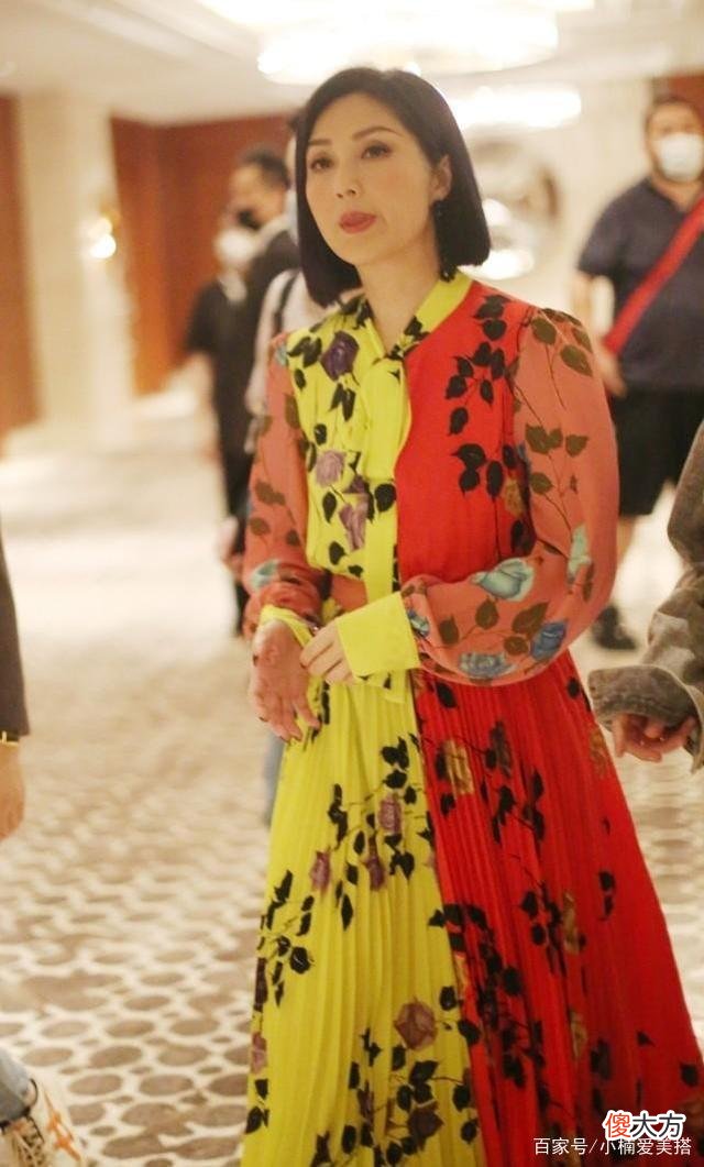 【就爱时尚】杨千嬅的雪纺服装造型，红黄拼接的印花雪纺裙，明媚又温柔