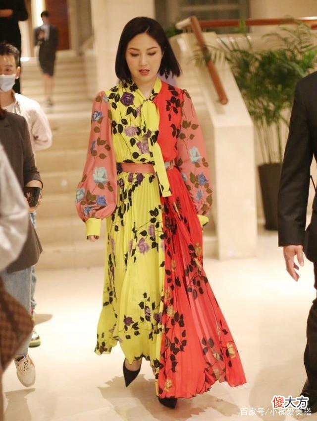 【就爱时尚】杨千嬅的雪纺服装造型，红黄拼接的印花雪纺裙，明媚又温柔
