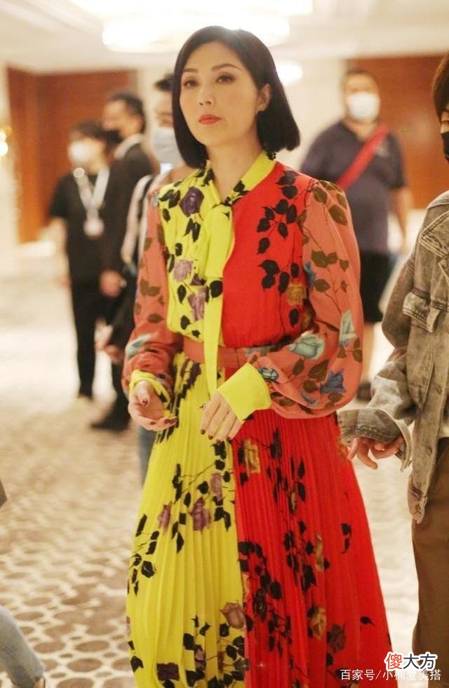 【就爱时尚】杨千嬅的雪纺服装造型，红黄拼接的印花雪纺裙，明媚又温柔