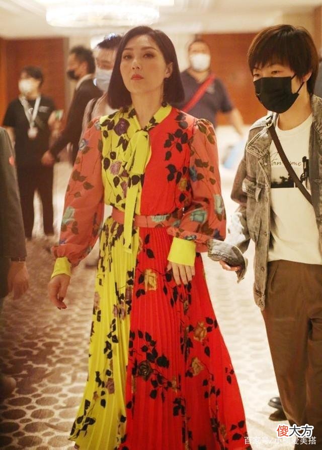 【就爱时尚】杨千嬅的雪纺服装造型，红黄拼接的印花雪纺裙，明媚又温柔