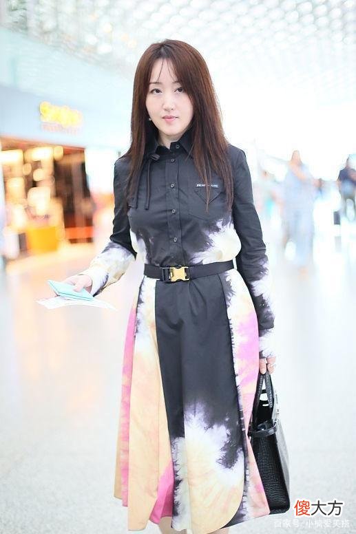 【就爱时尚】杨钰莹的衬衫连衣裙如何搭配？