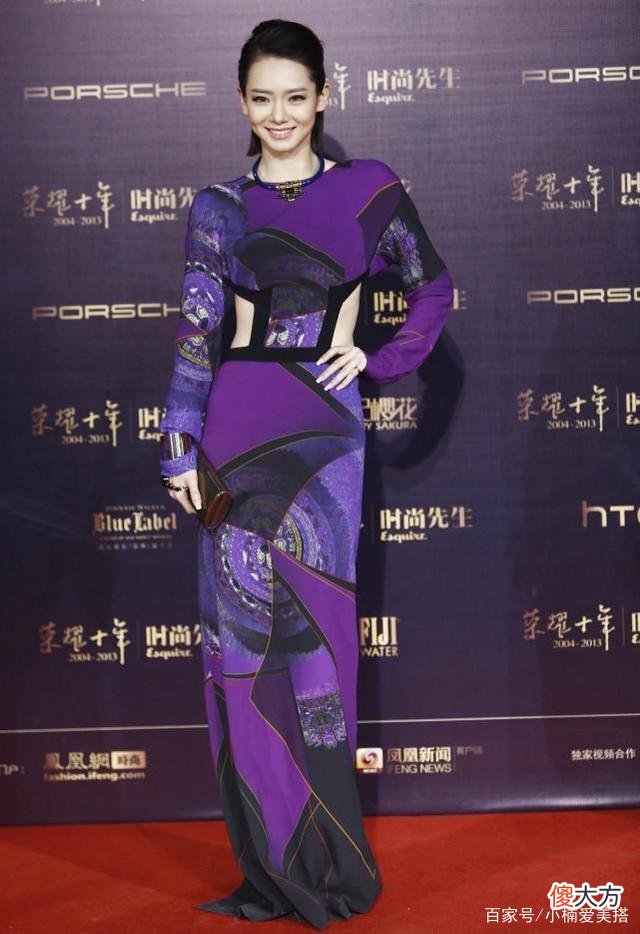 【时尚一点】戚薇的礼服造型值得借鉴，深紫色礼服造型更有设计感