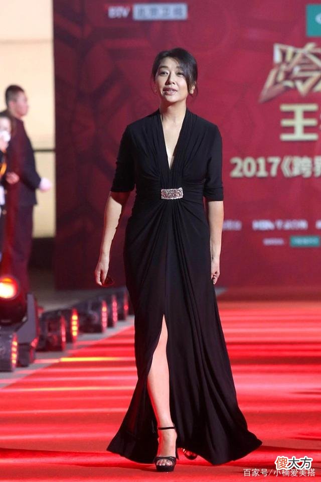 【就爱时尚】连衣裙的设计不建议选择长裙，江珊的连衣裙造型优雅大气还不显年