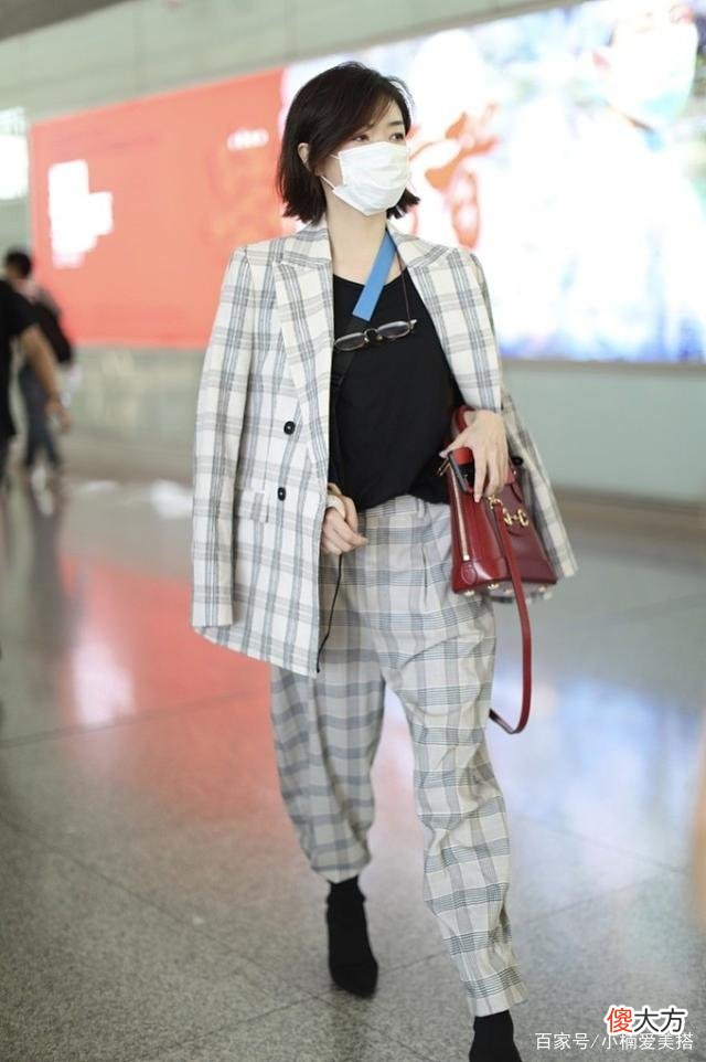 【就爱时尚】春天别脱掉外套，万茜的外套穿搭造型来学学，抗风还能显时髦