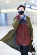 【就爱时尚】张歆艺的帅气风造型橄榄绿毛呢大衣+砖红色夹克外套