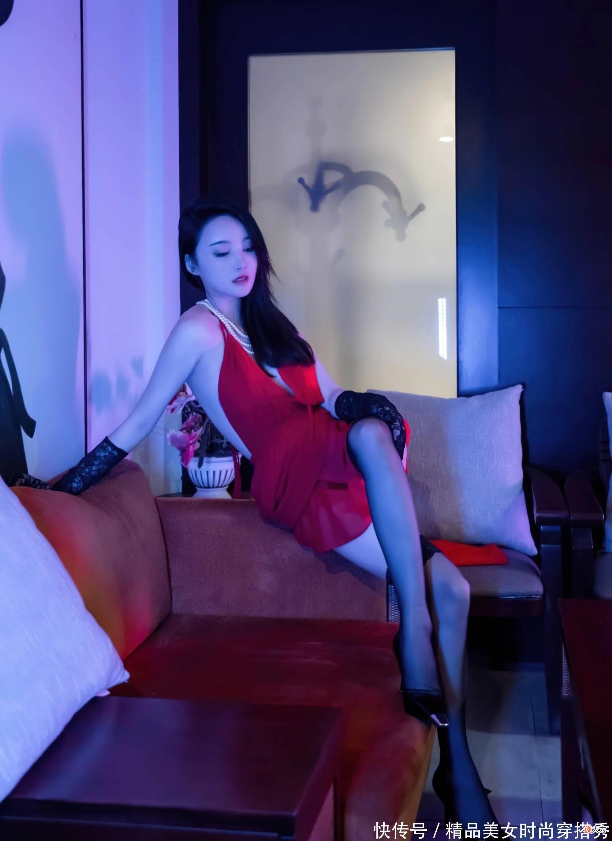 【就爱时尚】红色的吊带连衣裙把女生独有的美展现得淋漓尽致