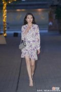 【就爱时尚】时尚碎花裙子，美女小姐姐的纤细长腿遮不住