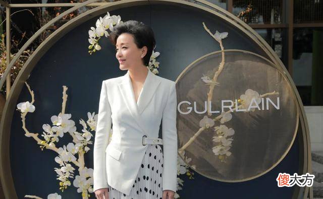 【就爱时尚】杨澜身高一米六七，与女排姑娘合影却变成了小矮人