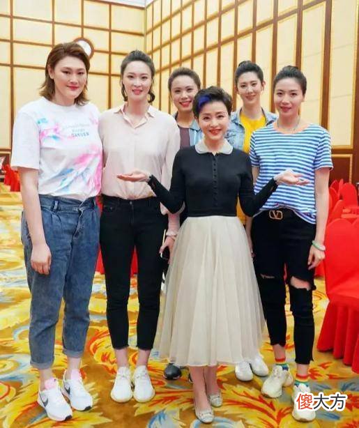 【就爱时尚】杨澜身高一米六七，与女排姑娘合影却变成了小矮人