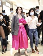 【就爱时尚】唐艺昕穿玫红色裙子配西服干净利索无失娇娆，太漂亮
