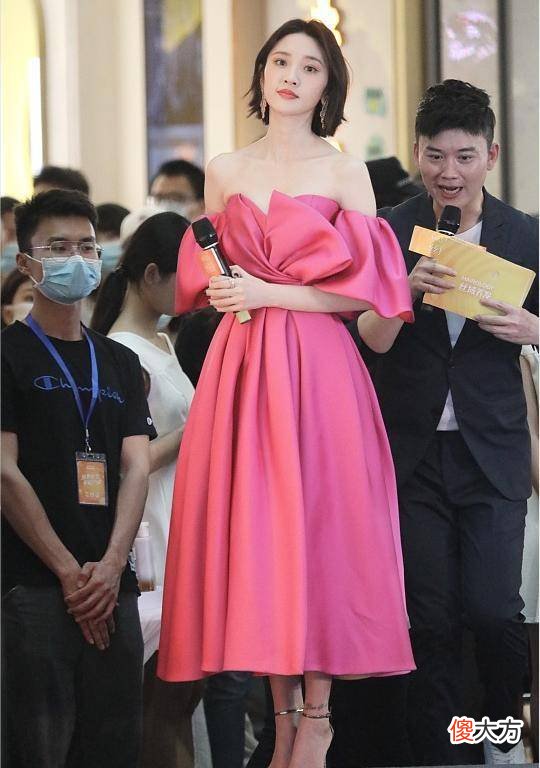 【就爱时尚】唐艺昕穿玫红色裙子配西服干净利索无失娇娆，太漂亮