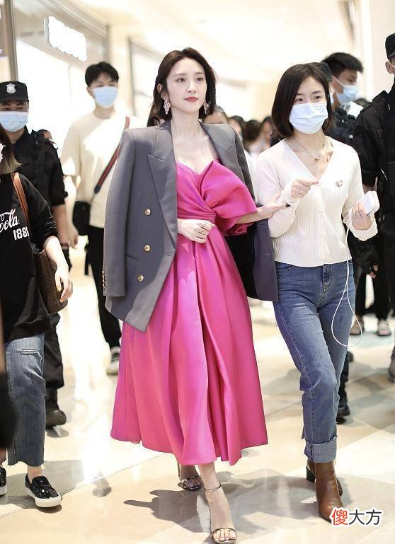 【就爱时尚】唐艺昕穿玫红色裙子配西服干净利索无失娇娆，太漂亮