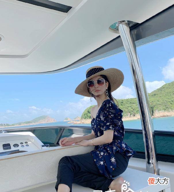 【就爱时尚】34岁方媛带俩女儿游乐园，一头长发披肩好似18岁小姑娘