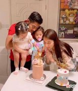 【就爱时尚】34岁方媛带俩女儿游乐园，一头长发披肩好似18岁小姑娘