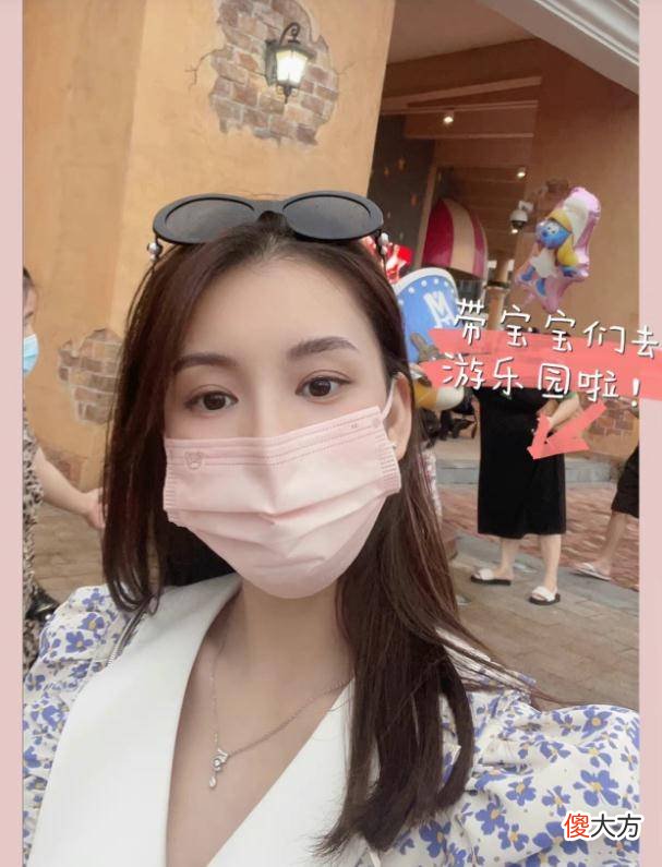 【就爱时尚】34岁方媛带俩女儿游乐园，一头长发披肩好似18岁小姑娘