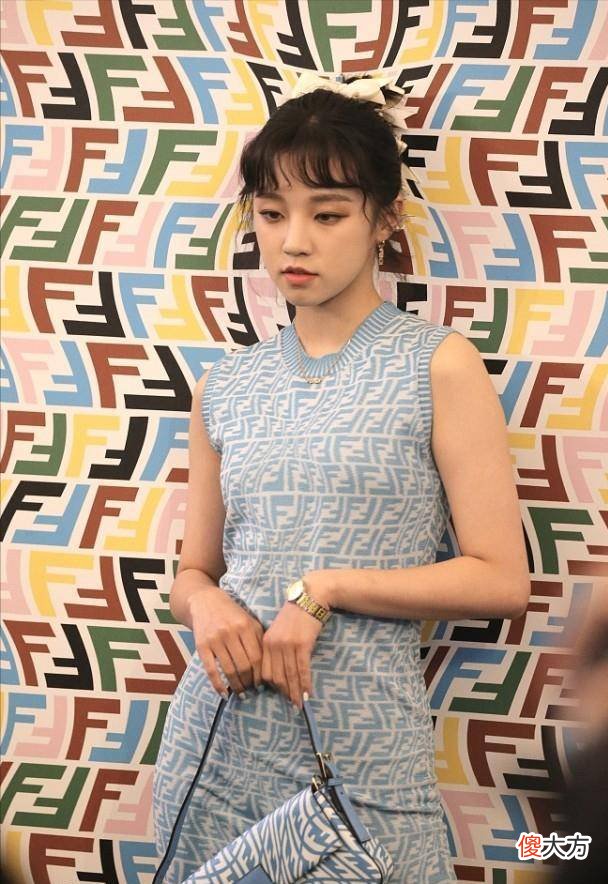 【时尚一点】“雨琦弟弟”穿蓝色裙装太低调，小肚子倒是很明显