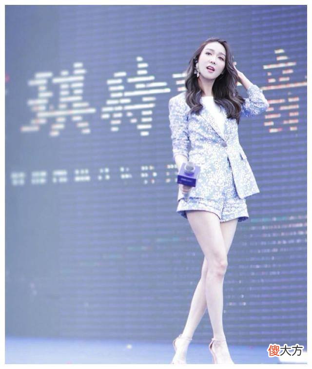 【时尚一点】除了表演，薛凯琪的衣服也是铁棒，齐肩的印花裙很少女气