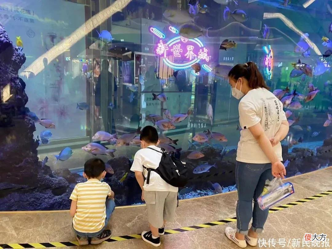 【就爱时尚】上海各大商圈回来啦！送鲜花、送气球，名表化妆品热销