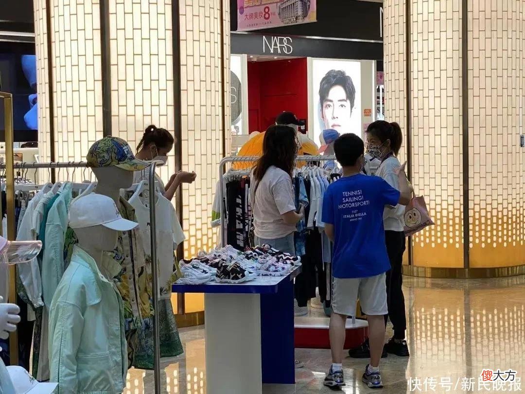 【就爱时尚】上海各大商圈回来啦！送鲜花、送气球，名表化妆品热销