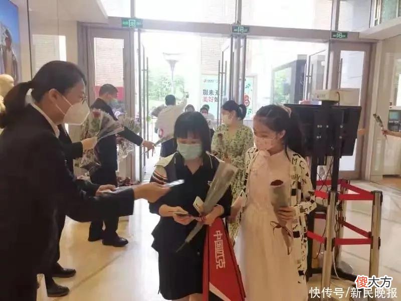 【就爱时尚】上海各大商圈回来啦！送鲜花、送气球，名表化妆品热销