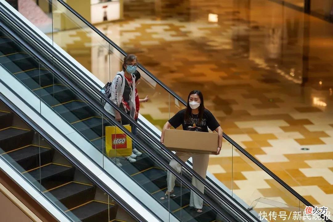 【就爱时尚】上海各大商圈回来啦！送鲜花、送气球，名表化妆品热销
