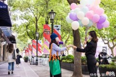 【就爱时尚】上海各大商圈回来啦！送鲜花、送气球，名表化妆品热销