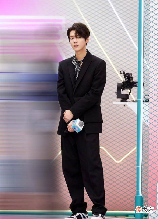 【时尚一点】《创造2020》导师鹿晗黄子韬头戴橘色发带，程潇魅力爆棚