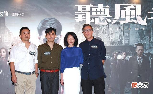 【就爱时尚】周迅的私服也太随便了，蓝色丝绒t恤怎么穿最迷人