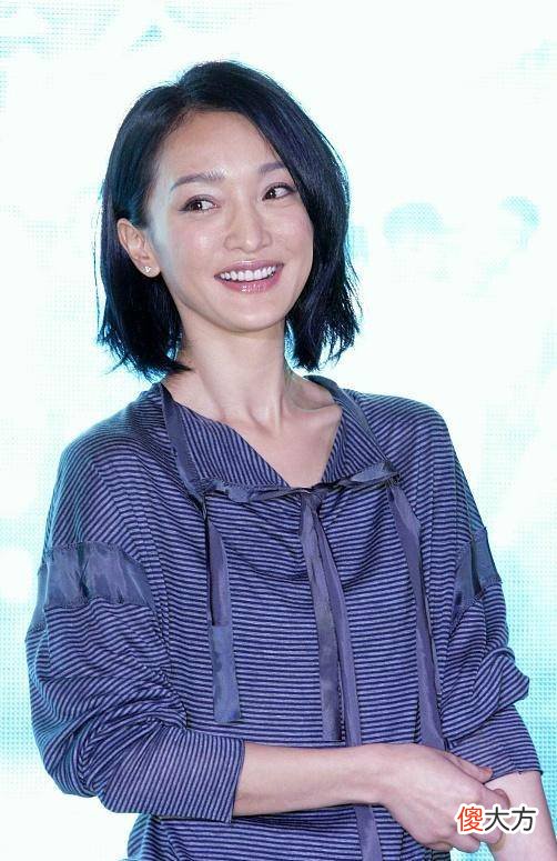 【就爱时尚】周迅的私服也太随便了，蓝色丝绒t恤怎么穿最迷人