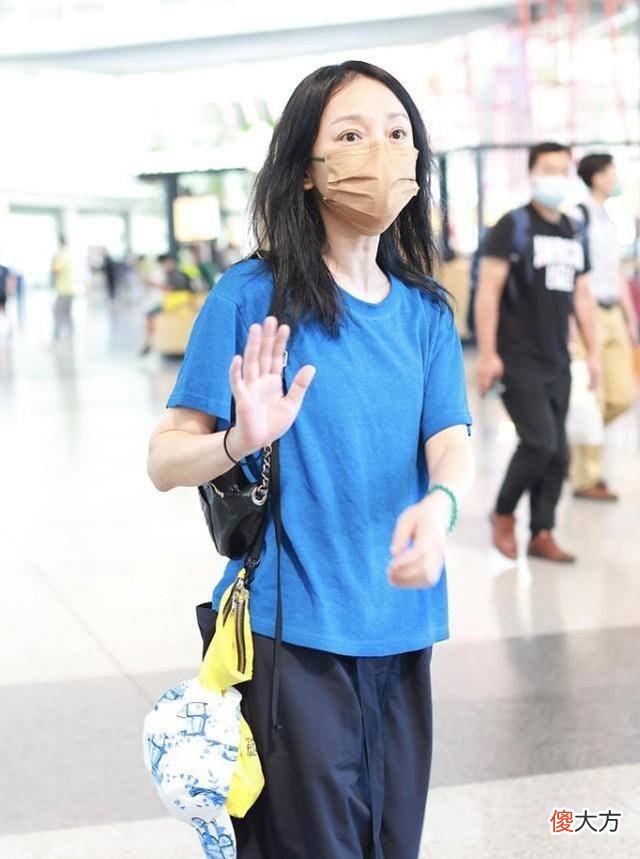 【就爱时尚】周迅的私服也太随便了，蓝色丝绒t恤怎么穿最迷人