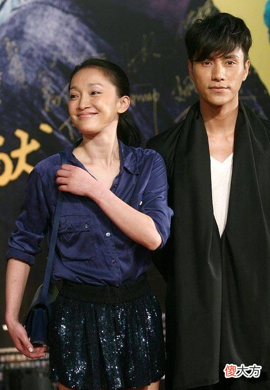 【就爱时尚】周迅的私服也太随便了，蓝色丝绒t恤怎么穿最迷人