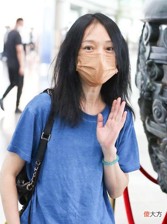 【就爱时尚】周迅的私服也太随便了，蓝色丝绒t恤怎么穿最迷人