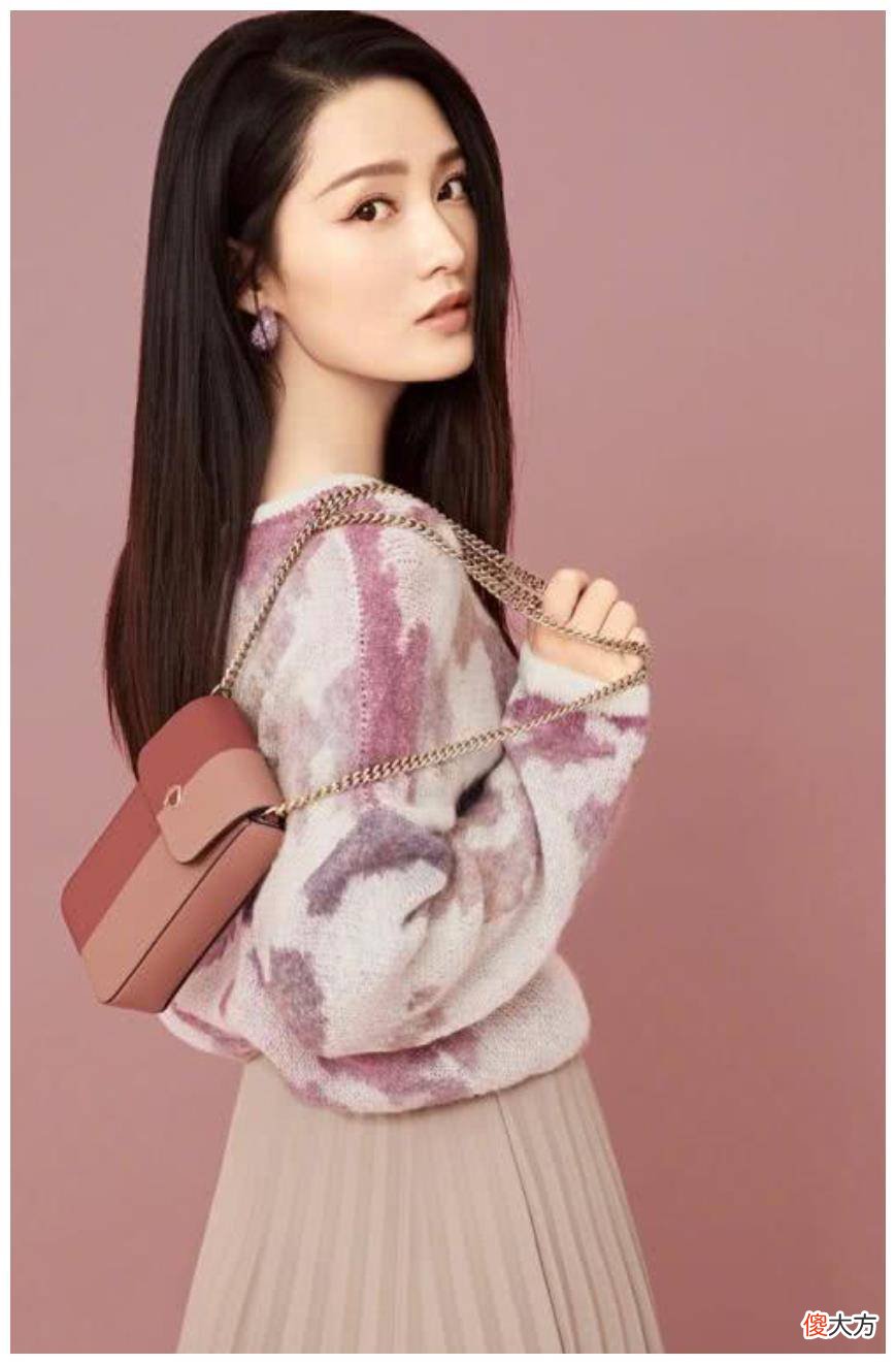 【时尚一点】李沁对牛仔外套真的很爱，穿着t恤冷穿棉服热的季节