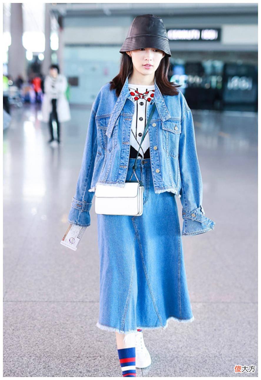 【时尚一点】李沁对牛仔外套真的很爱，穿着t恤冷穿棉服热的季节