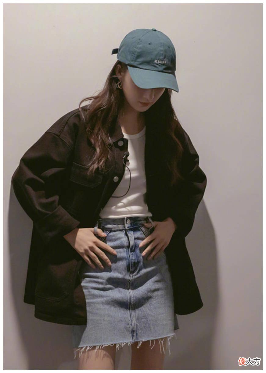 【时尚一点】李沁对牛仔外套真的很爱，穿着t恤冷穿棉服热的季节