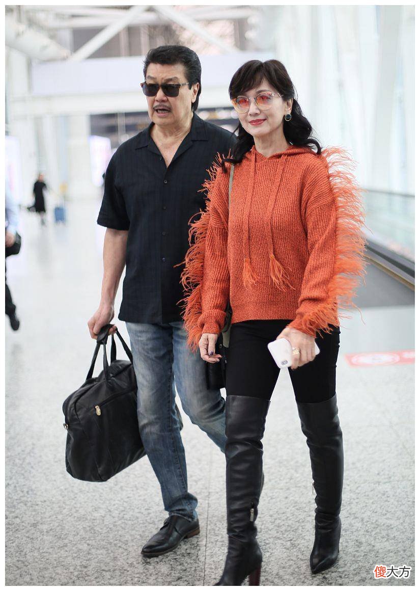 【就爱时尚】65岁的赵雅芝穿着橙色羽绒服，看起来像30岁一样年轻