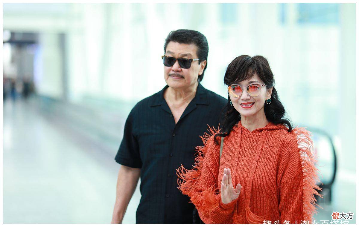 【就爱时尚】65岁的赵雅芝穿着橙色羽绒服，看起来像30岁一样年轻
